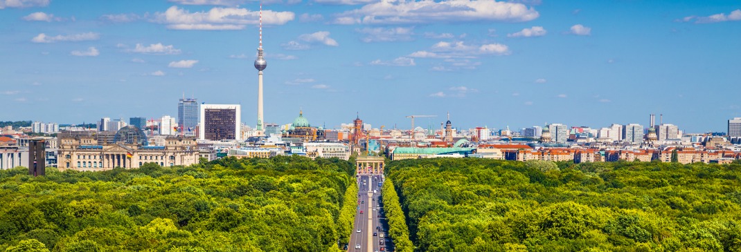 Berliner Fernsehturm und Allee